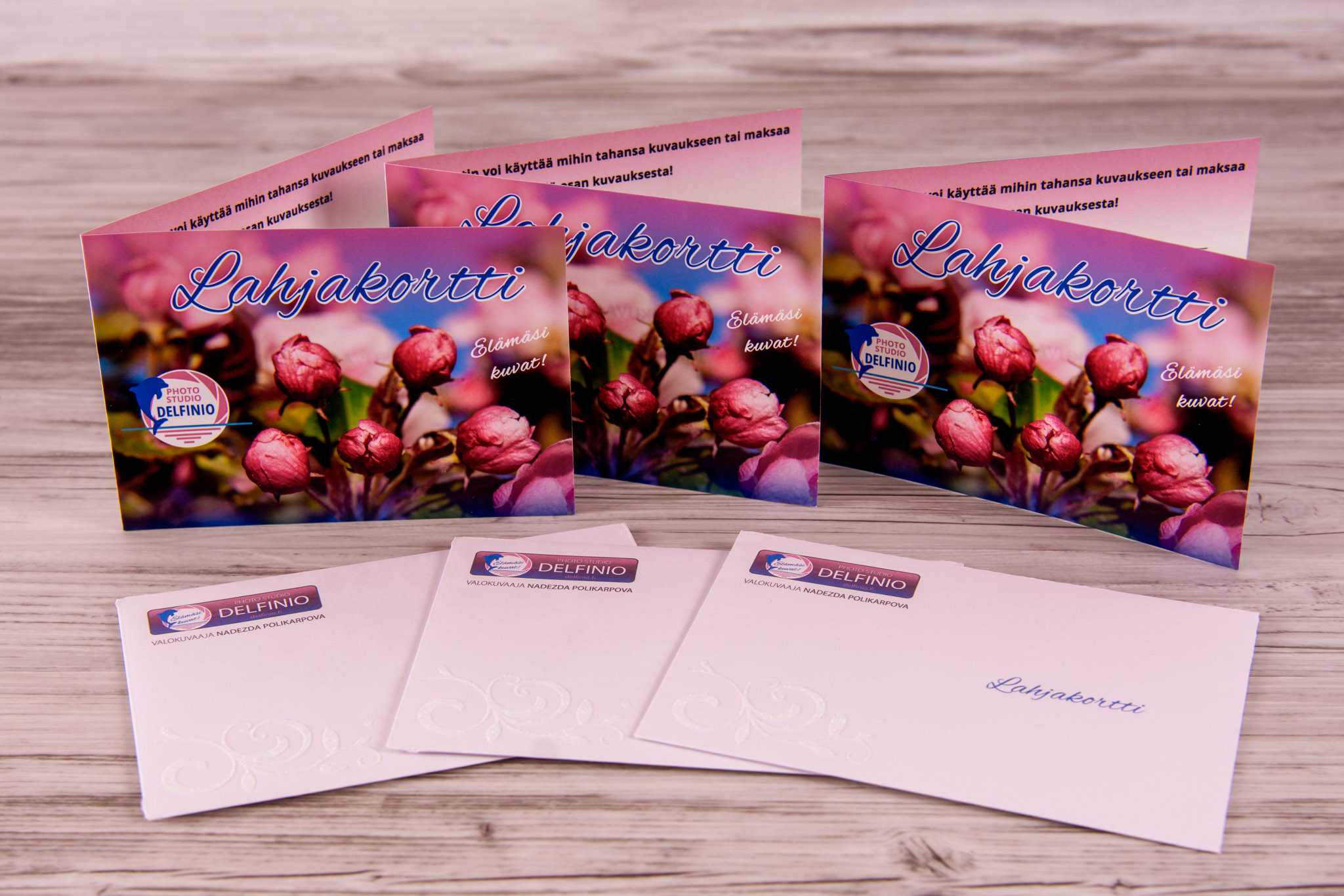 Kolme lahjakorttia valokuvaukseen ja kolme Photo Studio Delfinion kuorta logolla – kuvauslahjakortti, valokuvaaja Salo.