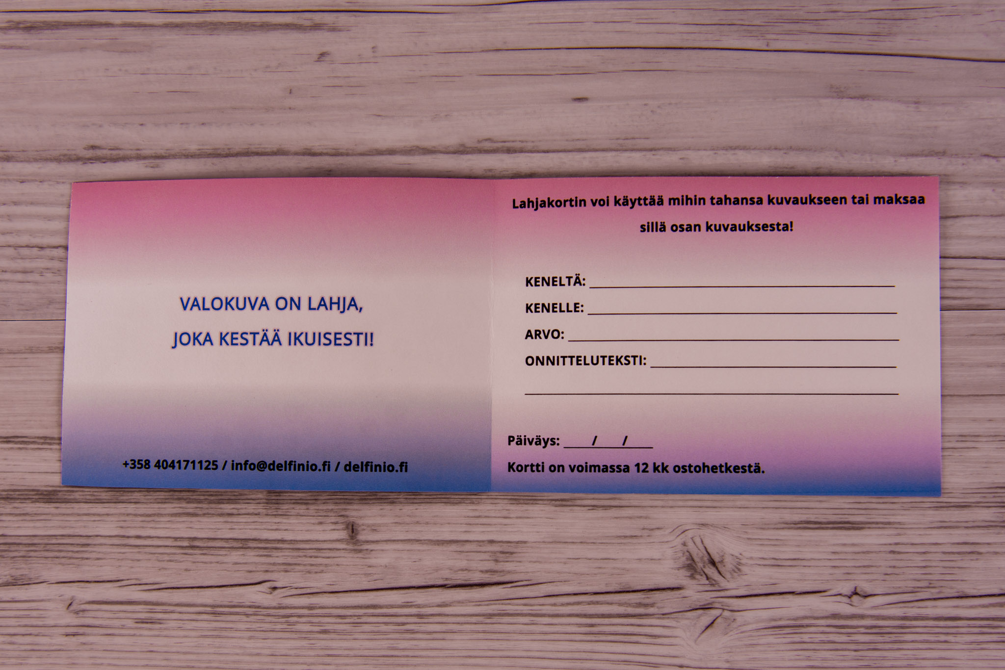 Avattu lahjakortti valokuvaukseen, jossa näkyvät täytettävät kohdat – Photo Studio Delfinio, valokuvaaja Salo.