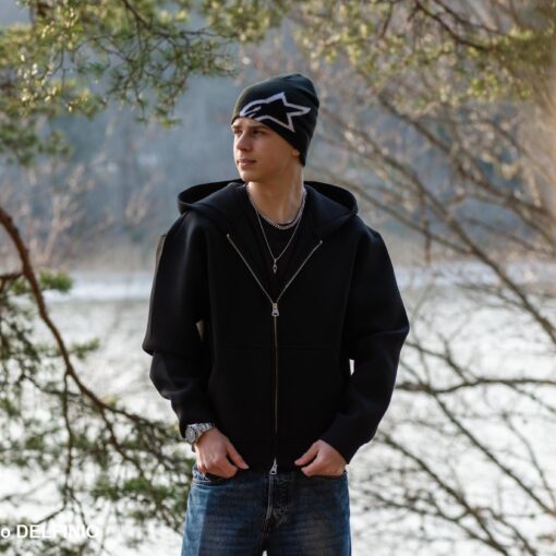 Nuori mies seisoo merenlahden rannalla Vuohensaaressa, valokuvaus Salo, Photo Studio DELFINIO.