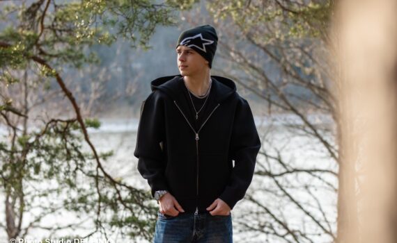 Nuori mies seisoo merenlahden rannalla Vuohensaaressa, valokuvaus Salo, Photo Studio DELFINIO.