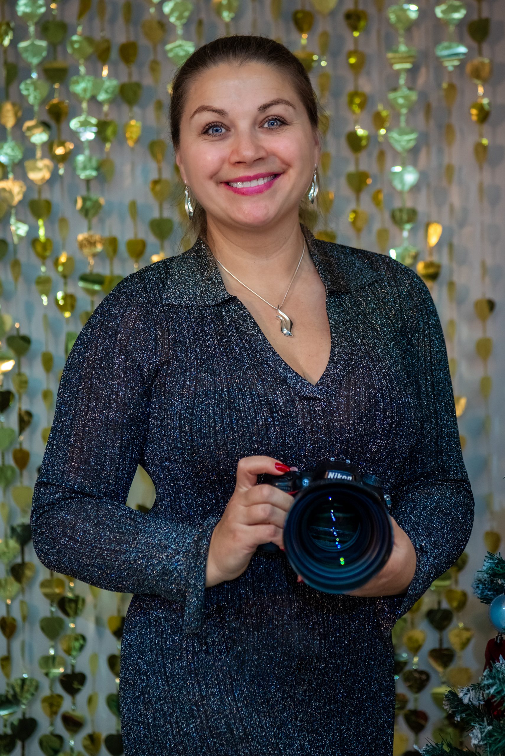 Valokuvaaja Nadezda kameran kanssa jouluisessa studiokuvauksessa, Photo Studio DELFINIO Salo