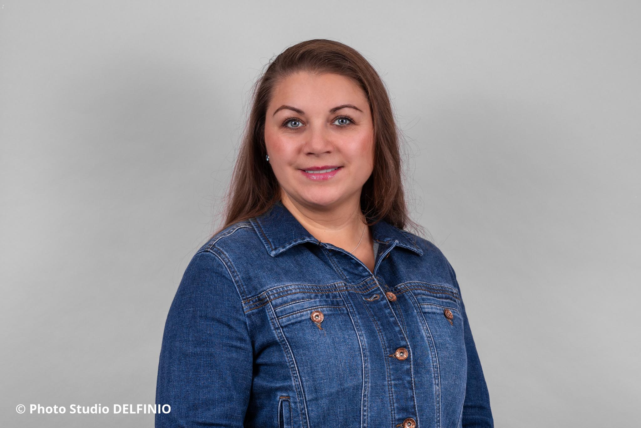 Ammattimainen valokuva Salossa – rento ja luonnollinen muotokuva työnhakuun.
