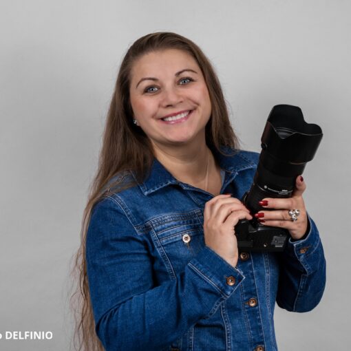 Nadezda työssään Photo Studio Delfiniolla – ammattimainen CV- ja profiilikuvaaja Salossa, Suomi.