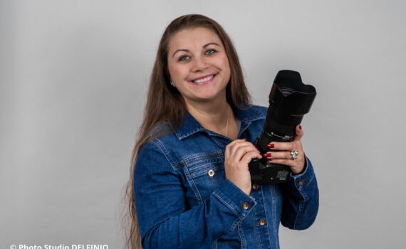 Nadezda työssään Photo Studio Delfiniolla – ammattimainen CV- ja profiilikuvaaja Salossa, Suomi.