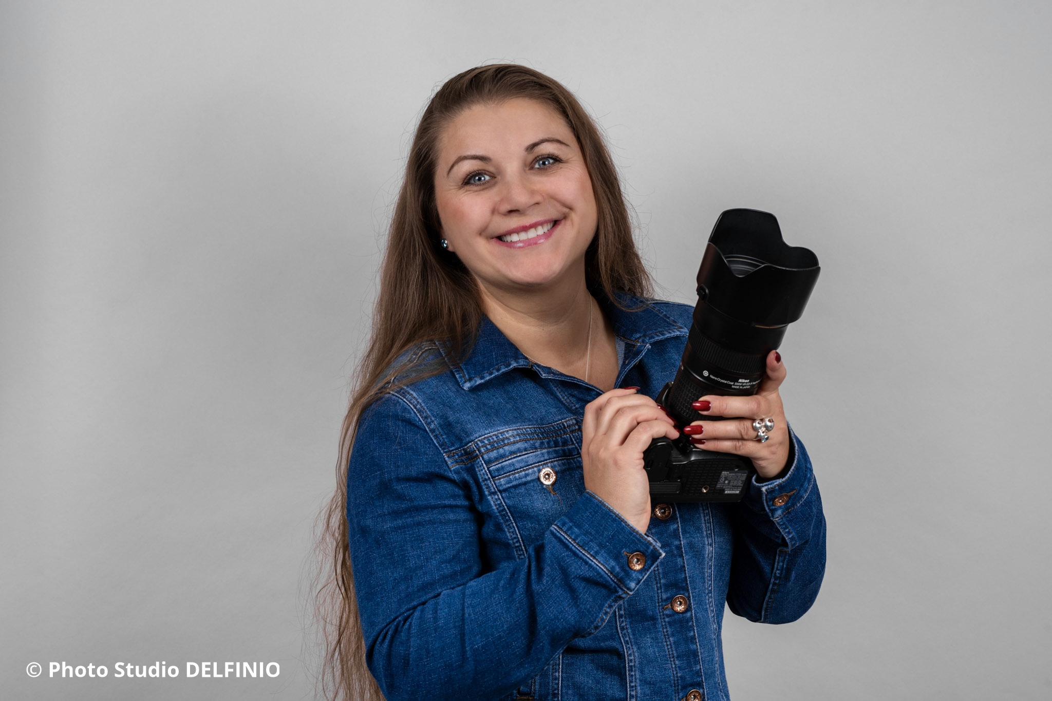 Nadezda työssään Photo Studio Delfiniolla – ammattimainen CV- ja profiilikuvaaja Salossa, Suomi.