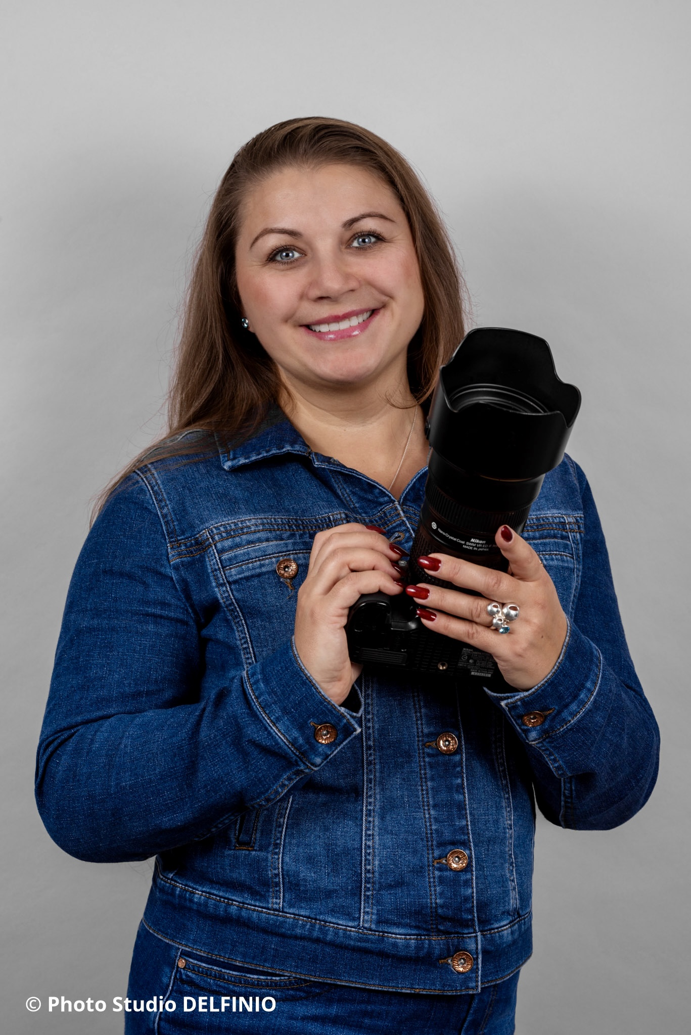 Nadezda työssään Photo Studio Delfiniolla – ammattimainen CV- ja profiilikuvaaja Salossa, Suomi. 