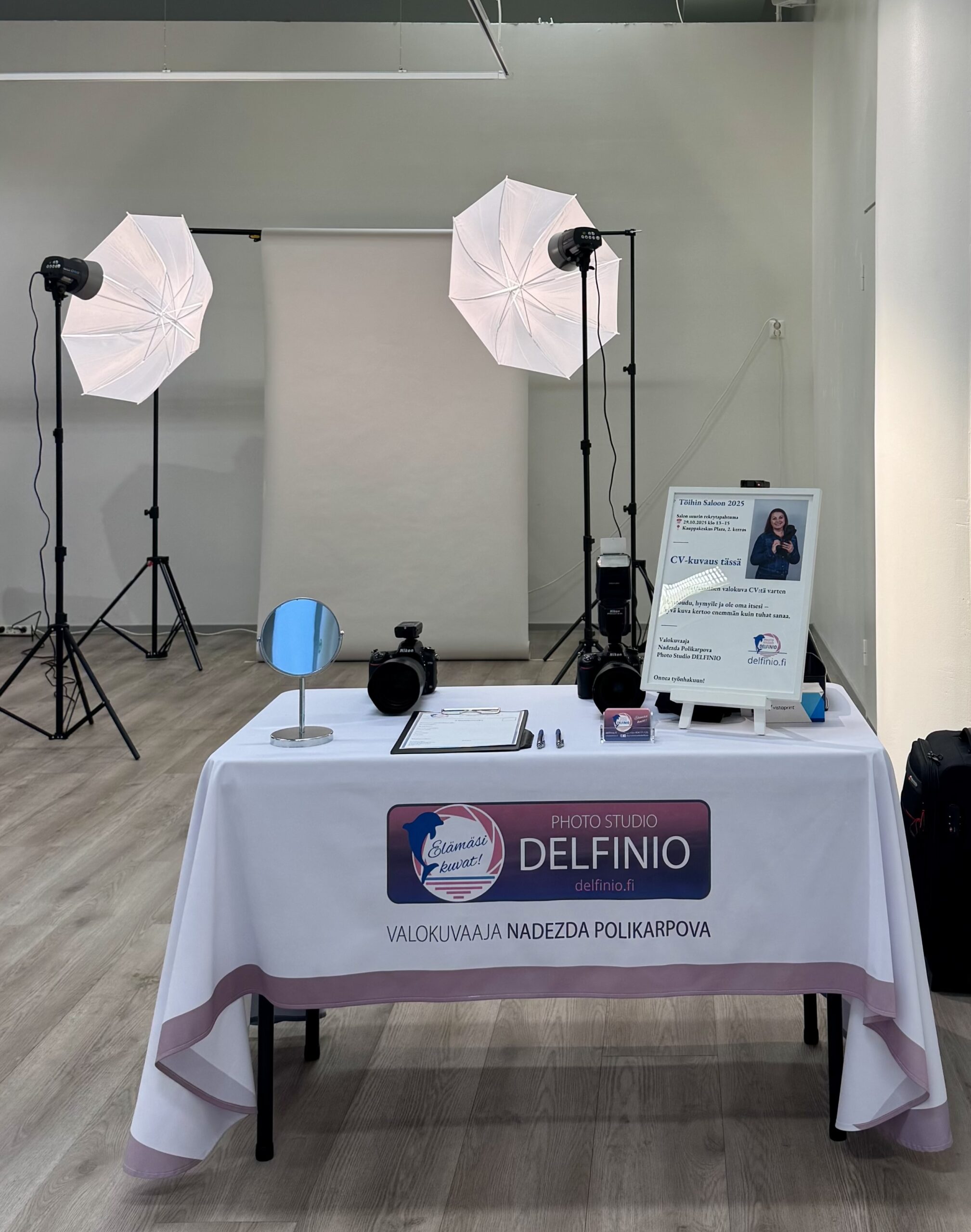 Ammattilainen valokuvaaja Nadezda työssään CV-kuvauksessa Salossa – studiosetti, valaistus ja vaaleanharmaa tausta, Photo Studio Delfinio.