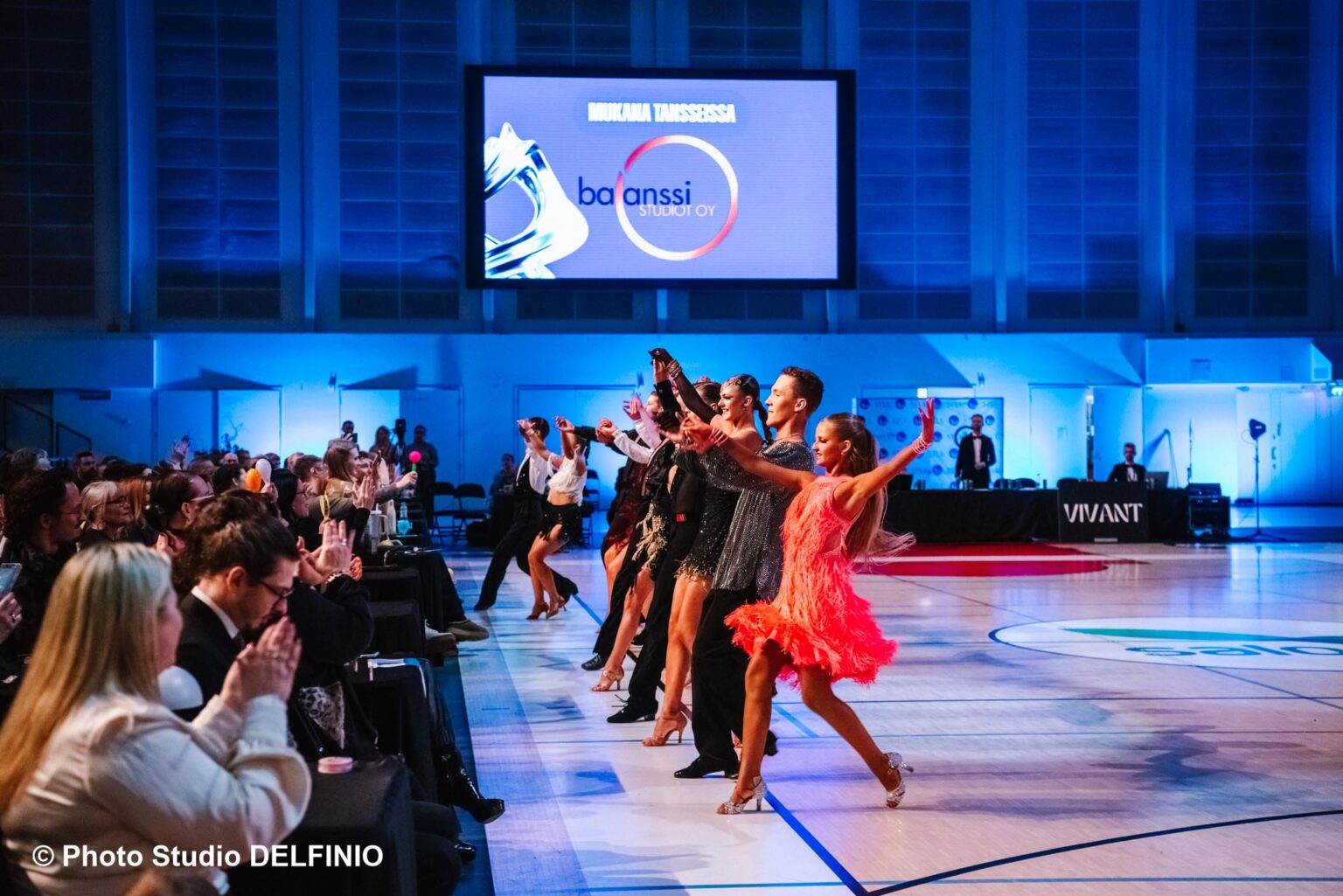 Tapahtumien valokuvaaja Salossa SALO DANCE EXPO 2026:ssa. Latinotanssit, osallistujat juoksevat kohti yleisöä Salohallissa.