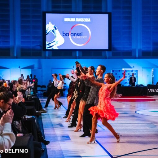 Tapahtumien valokuvaaja Salossa SALO DANCE EXPO 2026:ssa. Latinotanssit, osallistujat juoksevat kohti yleisöä Salohallissa.